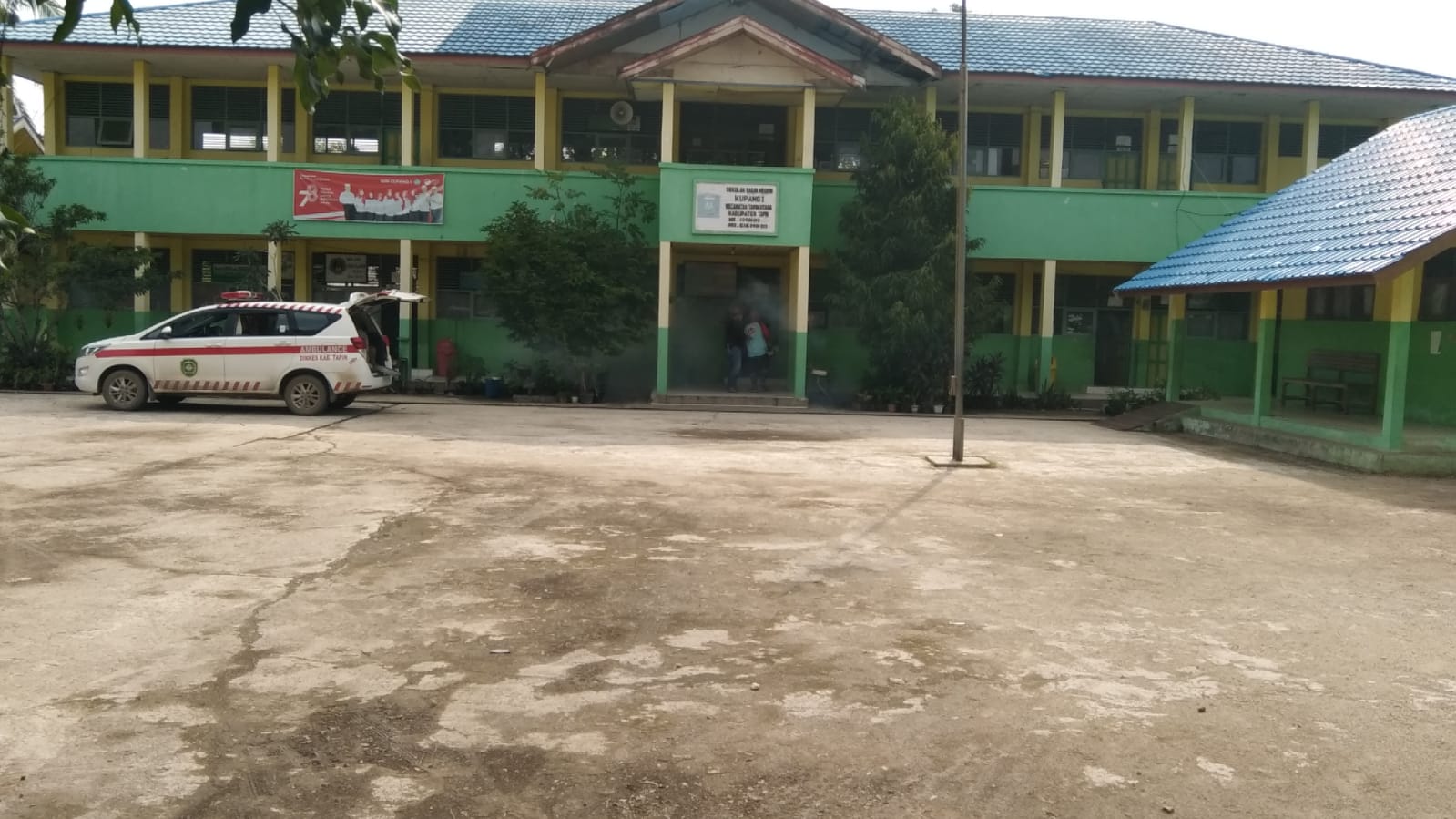 Penyemprotan/Fogging di Sekitar Sekolah Kelurahan Kupang: Upaya Pencegahan Nyamuk DBD