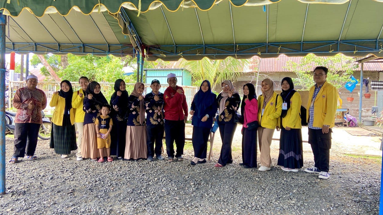 MAHASISWA DARI UNLAM TURUT SERTA MEMBANTU PENYELENGGARAAN PAW DI DESA SUNGAI BATANG