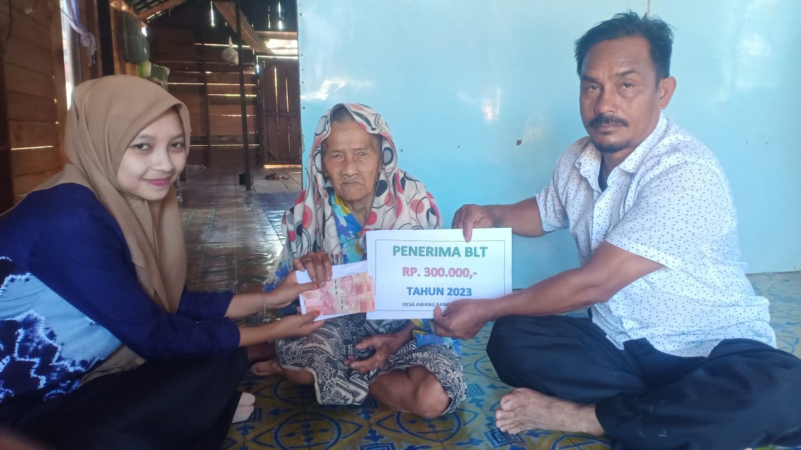 Pemerintah Desa Awang Bangkal Timur Salurkan Dana BLT-Dana Desa kepada Lansia