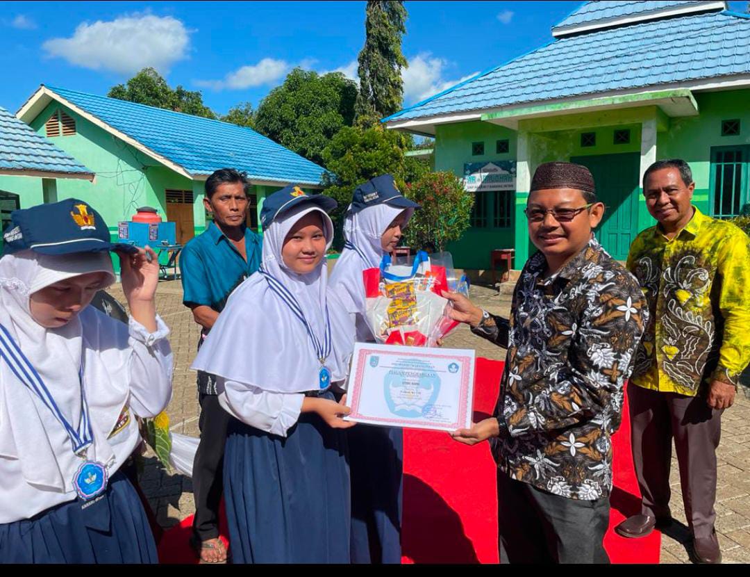 Momentum Bahagia: Pengukuhan dan Pelepasan Siswa SMP 7 Karang Intan di Desa Awang Bangkal Timur