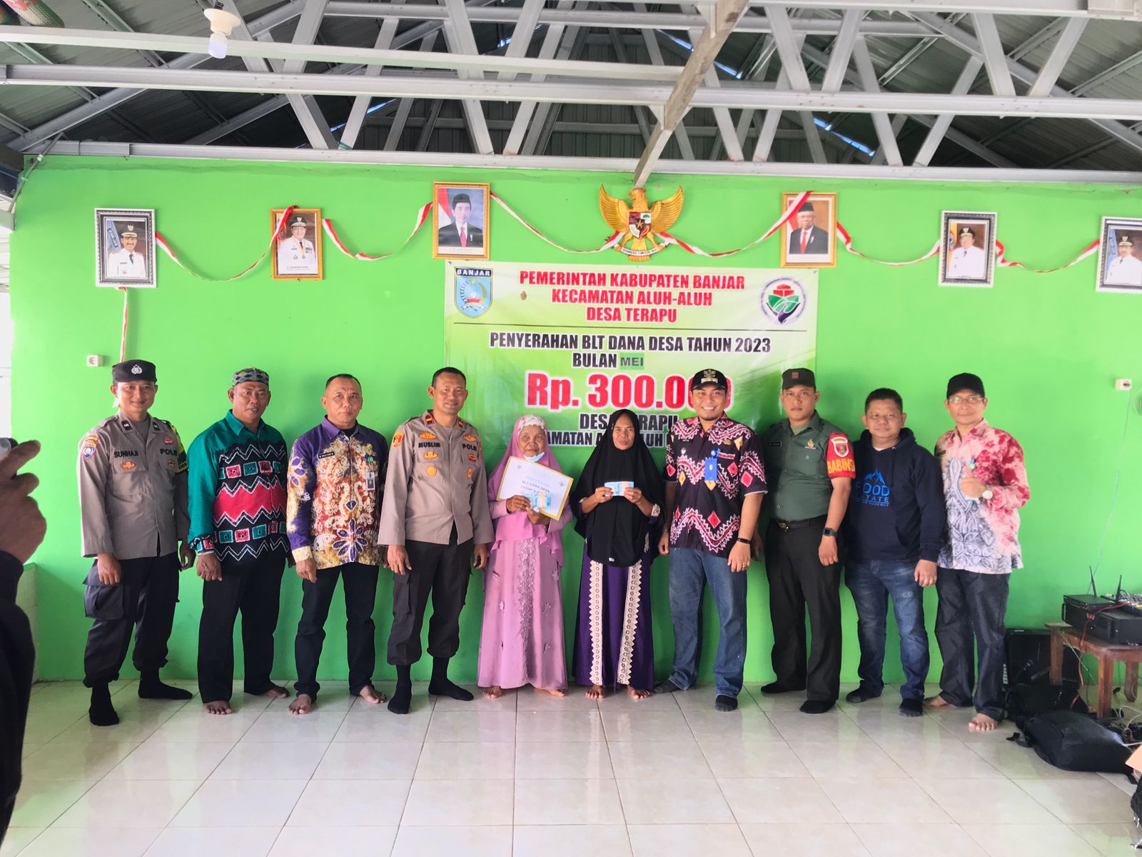Meringankan Beban Ekonomi Masyarakat, Pemerintah Desa Terapu Salurkan BLT