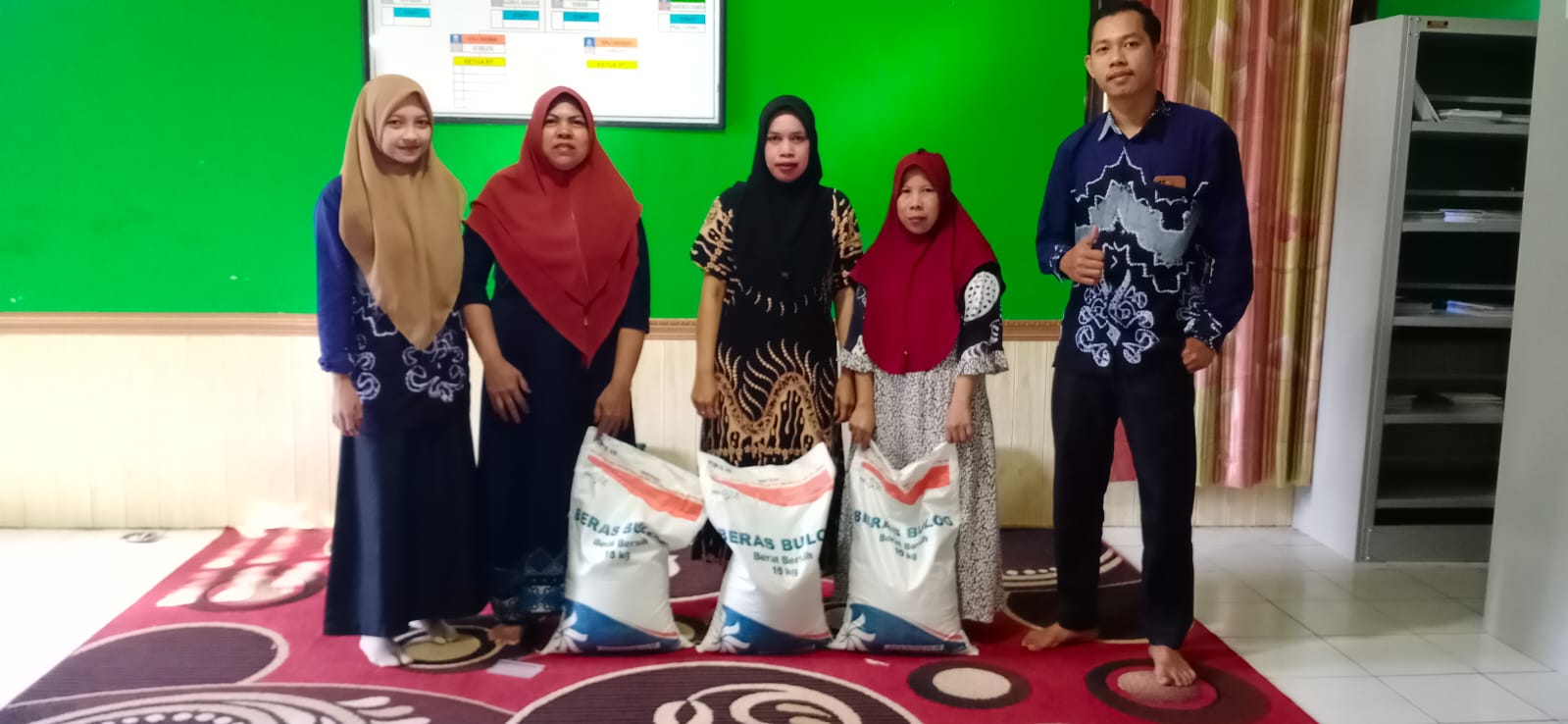 Penyaluran dan Penyerahan Beras Bantuan Pangan Tahun 2023 di Desa AwanG Bangkal Timur