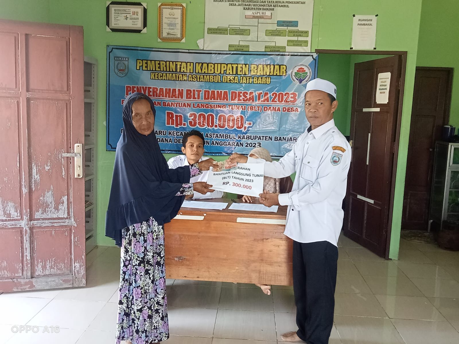  Pemerintah Desa Jati Baru Gelar Pembagian BLT Tahap 4 dan 5 untuk Masyarakat yang Membutuhkan