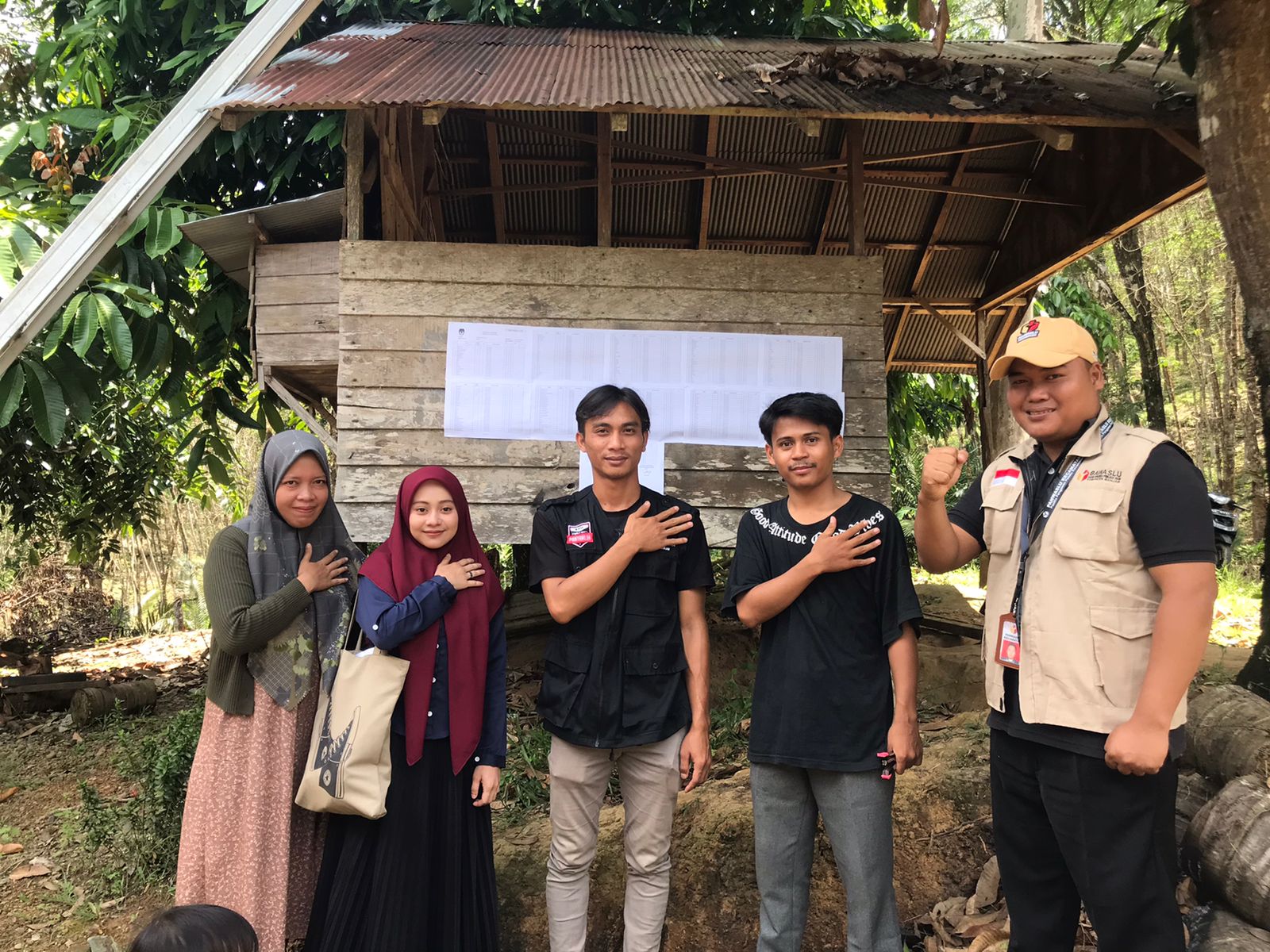 PPS Telaga Baru Gelar Kegiatan Menempel DPS di TPS 01 untuk Memastikan Data Pemilih Terverifikasi