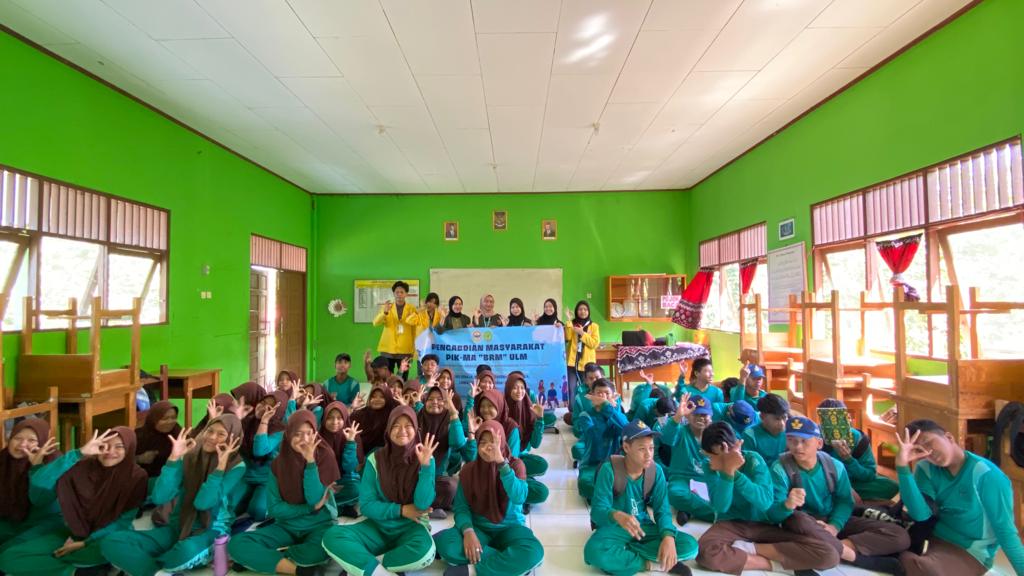 Sosialisasi Triad KRR oleh Duta Genre Banjarmasin 2023 dan Irma Khurniawati di SMPN 7 Karang Intan