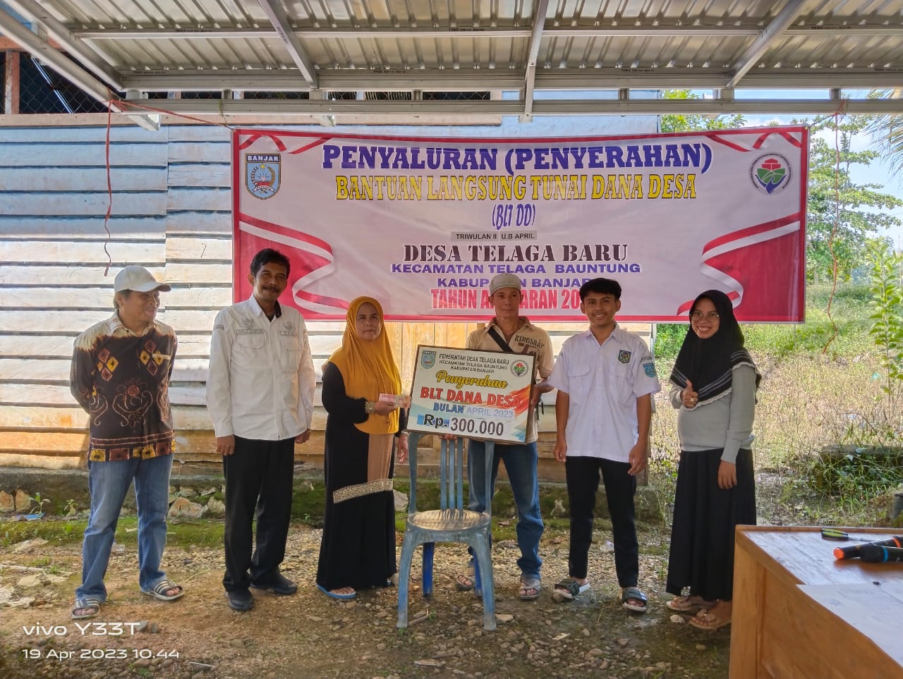 Desa Telaga Baru Salurkan BLT untuk Meringankan Beban Ekonomi Masyarakat