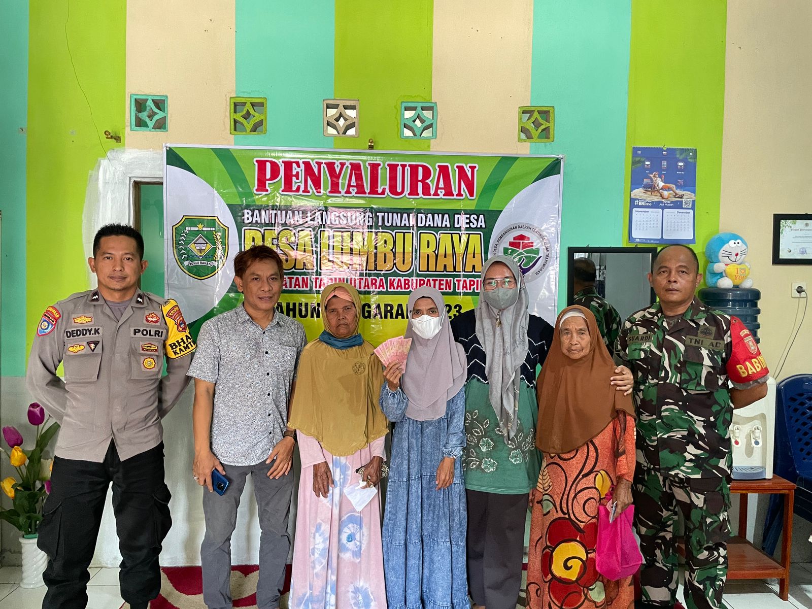 Kegiatan Pembagian Bantuan Langsung Tunai (BLT) Tahap 4 di Kantor Desa Lumbu Raya
