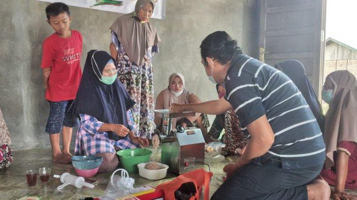 Sarbani Senang PKM ULM Bantu Pengolahan Sosis Ikan Rawa di Desa Simpang Empat   