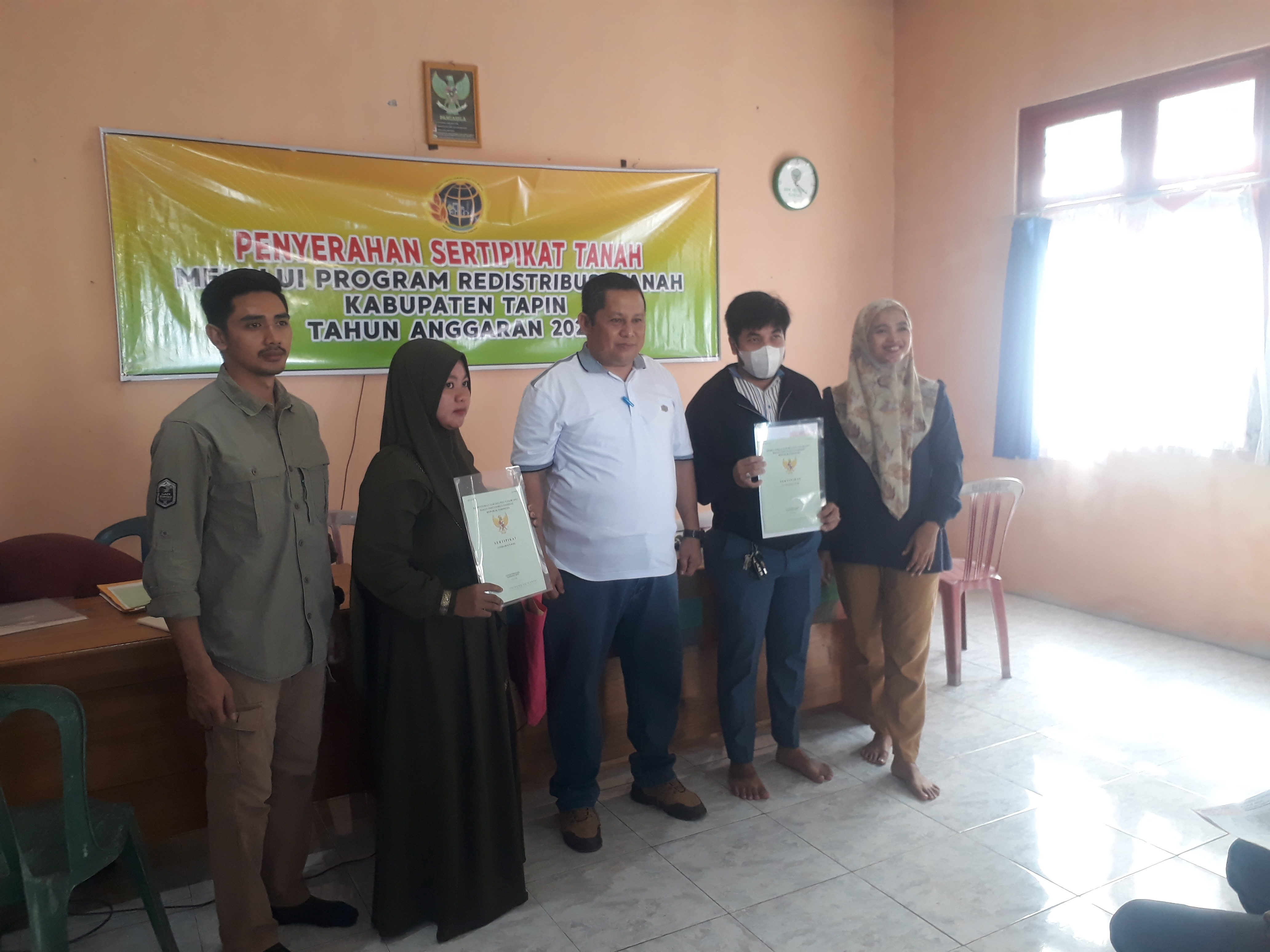 Penyerahan Sertifikat Kegiatan ReDistribusi Tanah Kabupaten Tapin T.A. 2023