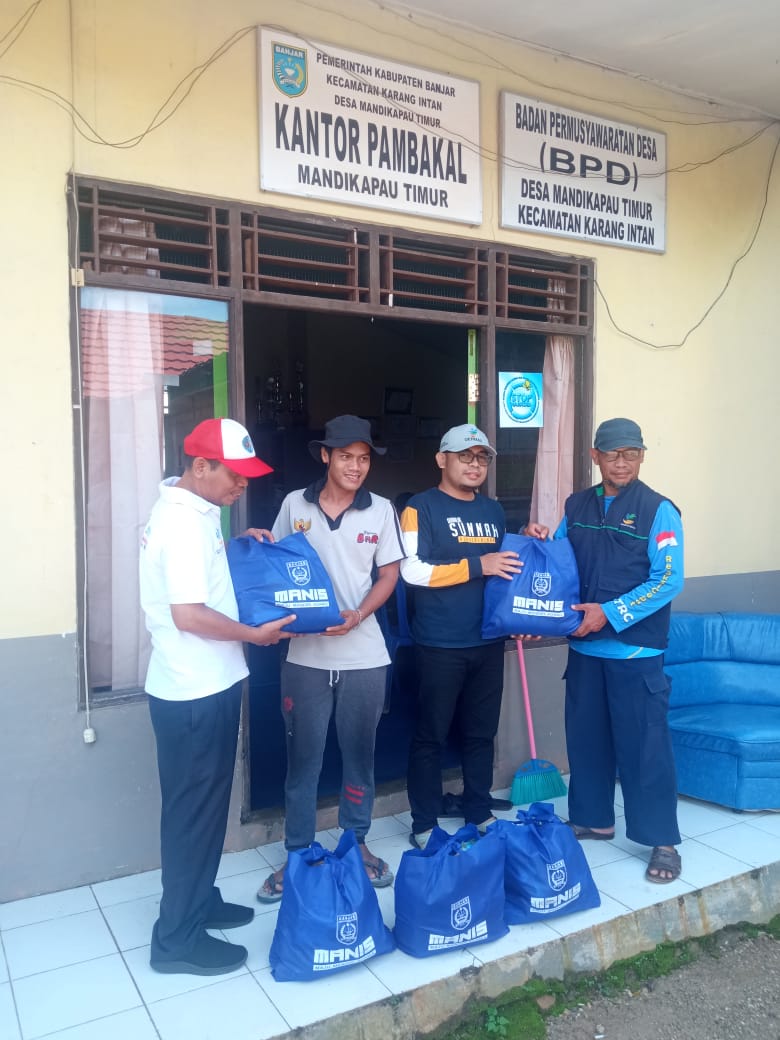 Pemdes Mandikapau Timur Bantu Salurkan Bantuan Sembako dari DinSos Kabupaten Banjar untuk Masyarakat Lanjut Usia